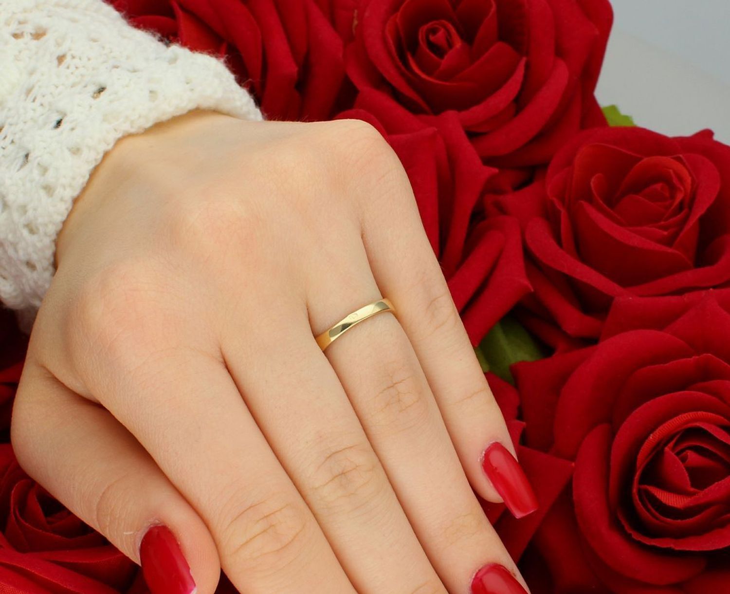 Złoty pierścionek damski próby 585 z cyrkoniami, znak nieskończoności. Waga 2,18 g, rozmiar 13, szerokość elementu ozdobnego 1 cm, szerokość szyny 2 mm. Doskonała biżuteria na prezent.1.jpg